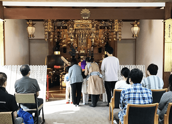 おばあちゃん・孫・みんなでペットにお祈り